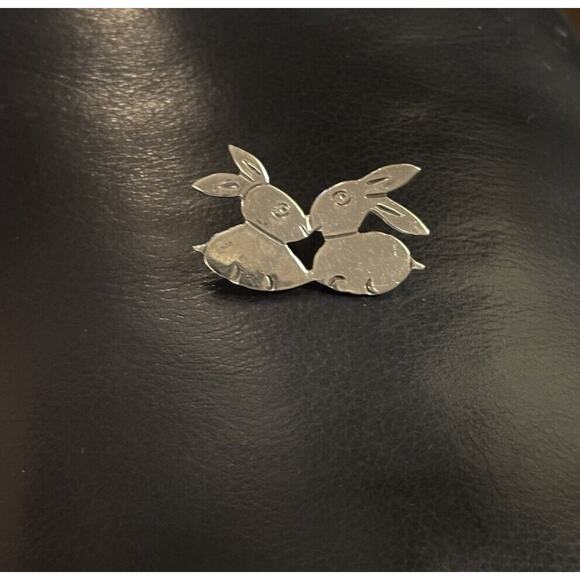 In Time For Easter! Two Kissing Bunnies Sterling Silver Pendant - Picture 1 of 2
